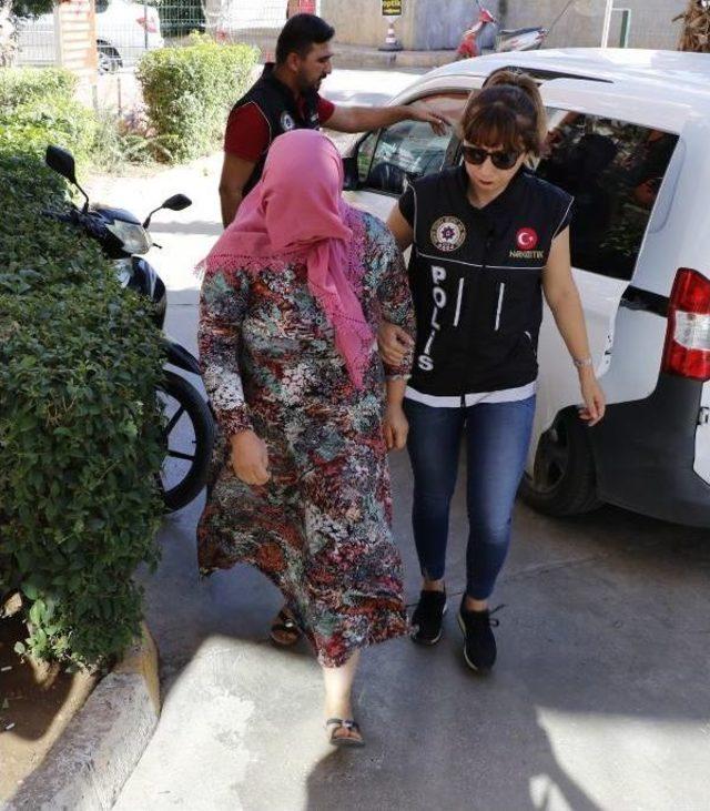 Gözaltına Alınan Anne Babalarını Polis Aracında Beklediler