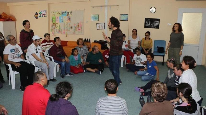 Kuşadası Belediyesinden Engellilere Drama Eğitimi