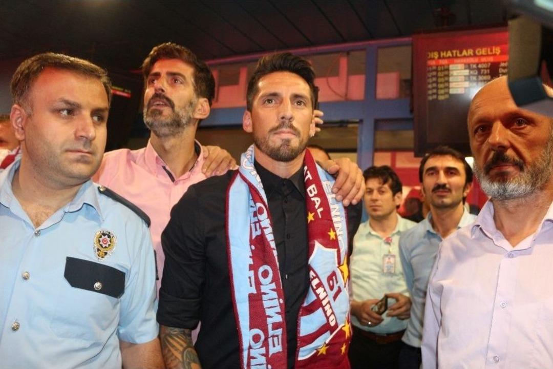 Trabzonspor Taraftarı Sosa Ve Volkan Şen&rsquo;i Omuzlarına Aldı