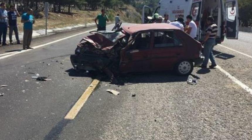 Otomobil İle Kamyonet &Ccedil;arpıştı: 3 Yaralı