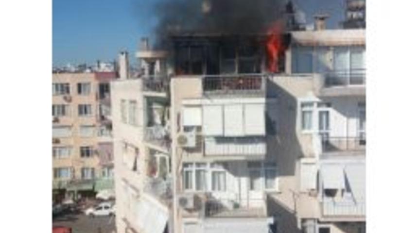 Antalya&rsquo;da Ev Yangını Mahalleyi Sokağa D&ouml;kt&uuml;