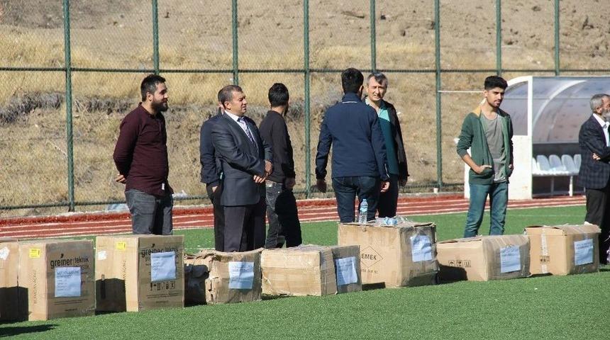 Elazığ&rsquo;da Amat&ouml;r Kul&uuml;plere Malzeme Yardımı