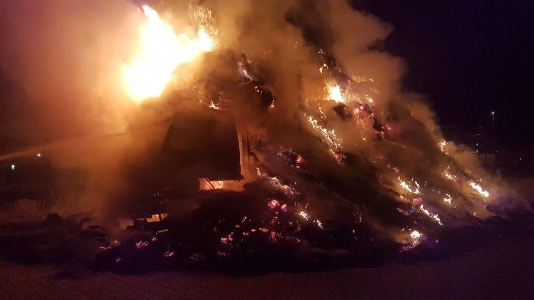 Saman Y&uuml;kl&uuml; İki Kamyon Alev Alev Yandı