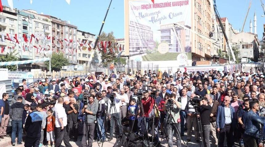 Spor Bakanı Osman Aşkın Bak, Sultangazi&rsquo;de Gen&ccedil;lik Merkezi Temeli Attı