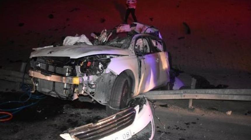 K&ouml;pr&uuml;den D&uuml;şen Otomobilde 2 &Ouml;l&uuml;, 1 Yaralı