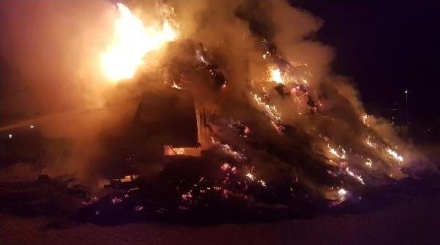 Manisa'da Saman Y&uuml;kl&uuml; 2 Kamyon&nbsp;Yandı