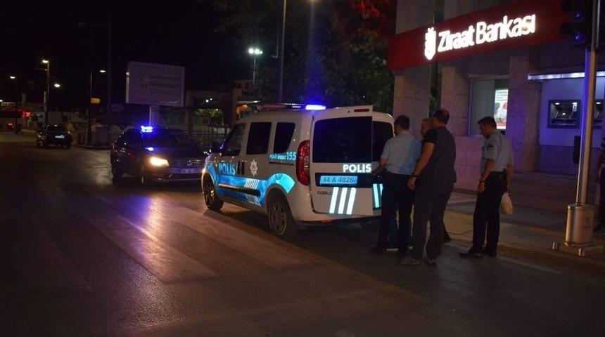 Valinin Makam Aracının &Ouml;n&uuml;ne Atladı