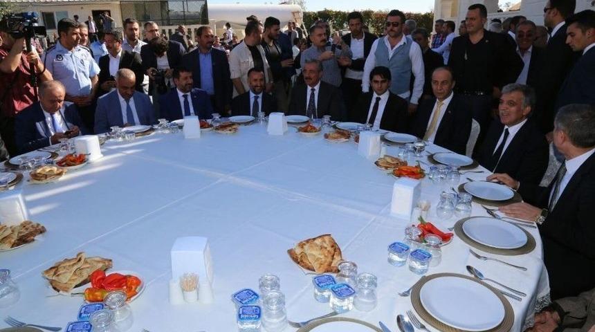 Abdullah G&uuml;l&rsquo;&uuml;n Onuruna Verilen Yemekte 50 Koyun Kesildi