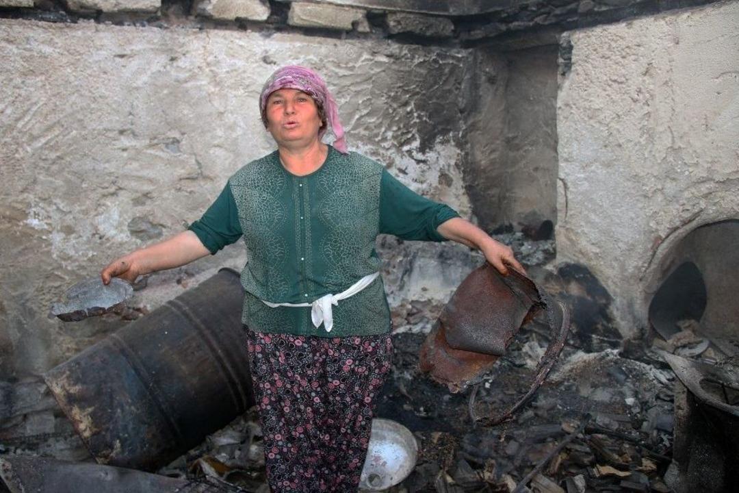 Zeytink&ouml;y&rsquo;de İnek Ve Tavukları Hari&ccedil; Her Şeyini Kaybeden Kadın Evini Terk Etmiyor