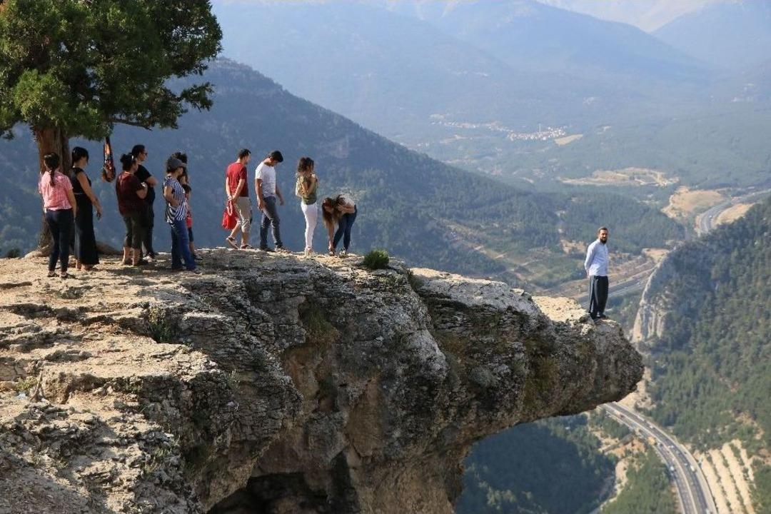(&ouml;zel Haber) Bin 650 Metre U&ccedil;urumun Kenarında Fotoğraf Kuyruğu