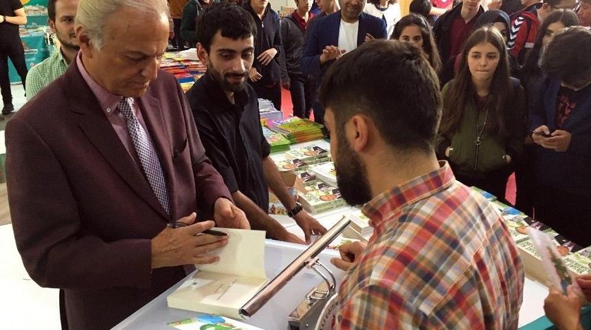 Ataşehir Kitap Şenliği&rsquo;nde Ediz Hun Gen&ccedil;lerle Buluştu