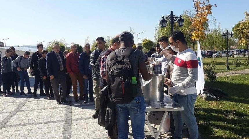 Uluslararası &Ouml;ğrenciler Aşure Dağıttı