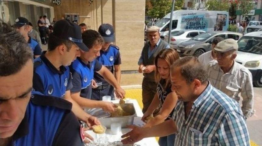 &Ccedil;ankırı&rsquo;da Zabıta Ekipleri Vatandaşa Helva Dağıttı