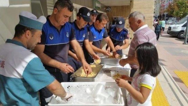 Çankırı’da Zabıta Ekipleri Vatandaşa Helva Dağıttı