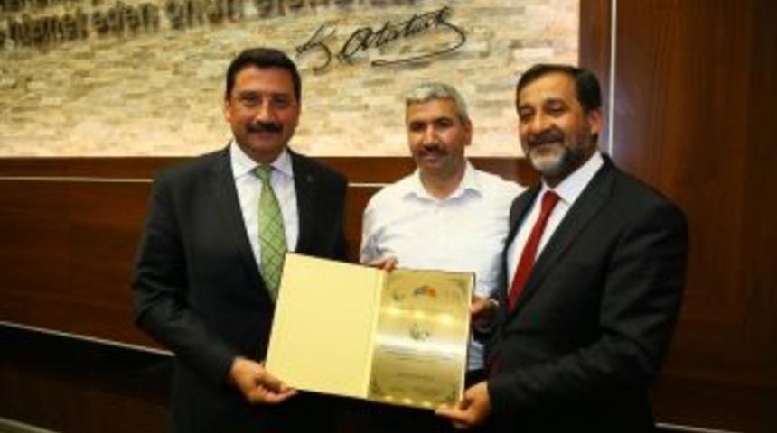 Başkan Ak&rsquo;a T&uuml;rk D&uuml;nyasına Hizmet &Ouml;d&uuml;l&uuml;