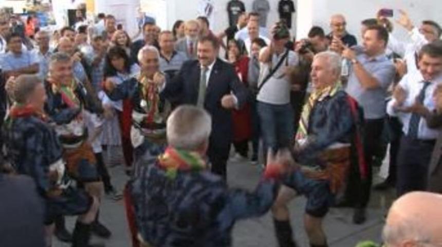 (&ouml;zel Haber) Bakan Eroğlu Efelerle Birlikte Oynadı