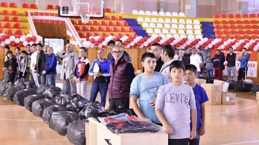 Tokat&rsquo;ta Spor Kul&uuml;plerine Malzeme Desteği