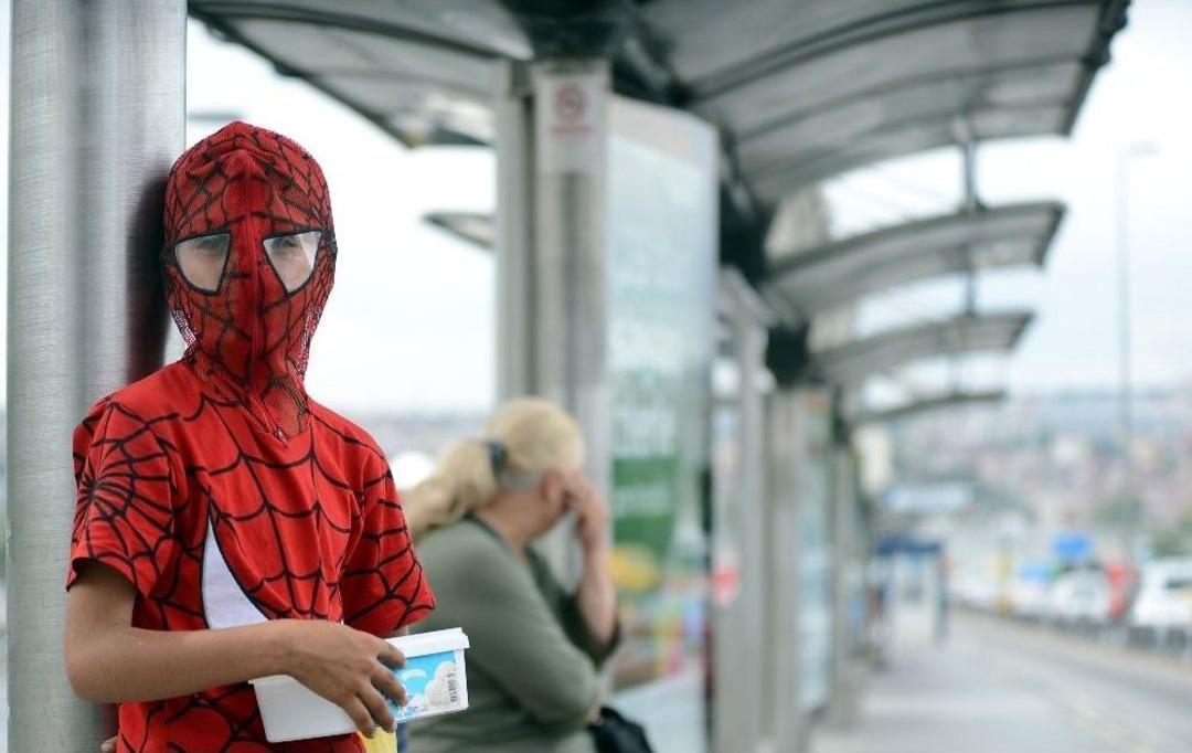 Suriyeli Ali "&ouml;r&uuml;mcek Adam" Kost&uuml;m&uuml;yle Mendil Satışını İkiye Katladı