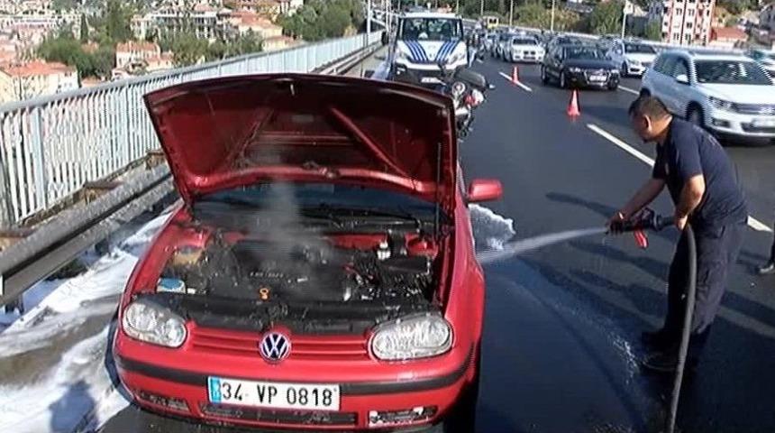 15 Temmuz Şehitler K&ouml;pr&uuml;s&uuml;&rsquo;nde Yanan Ara&ccedil; Trafiği Olumsuz Etkiledi