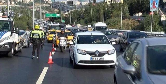 15 Temmuz Şehitler Köprüsü’nde Yanan Araç Trafiği Olumsuz Etkiledi