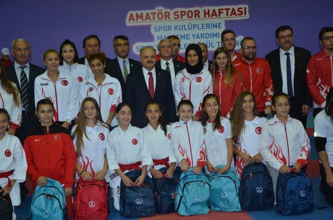 Amat&ouml;r Spor Haftası&rsquo;nda Amat&ouml;r Spor Kul&uuml;plerine Malzeme Yardımı Ve &Ouml;d&uuml;l T&ouml;reni