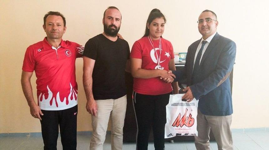 Yunak&rsquo;ta Başarılı Haltercilere &Ouml;d&uuml;l