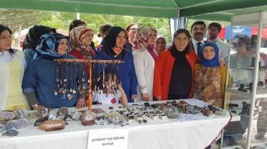 &Ccedil;orumlu Kadınların Işlediği S&uuml;s Taşları Amerika'ya G&ouml;nderiliyor