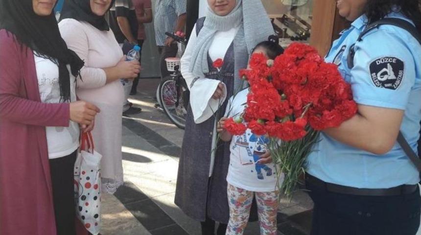 D&uuml;zce&rsquo;de Zabıtadan Esnafa &Ccedil;i&ccedil;ek