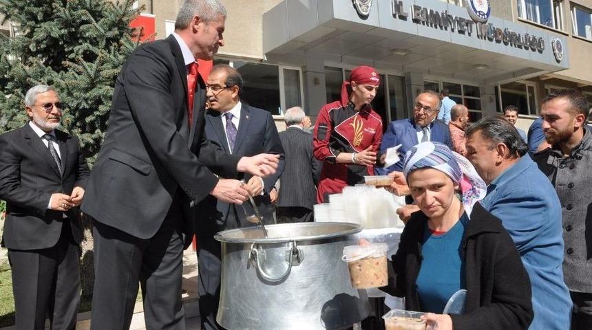 Uşak İl Emniyet M&uuml;d&uuml;rl&uuml;ğ&uuml; Bin Kişilik Aşure Dağıttı