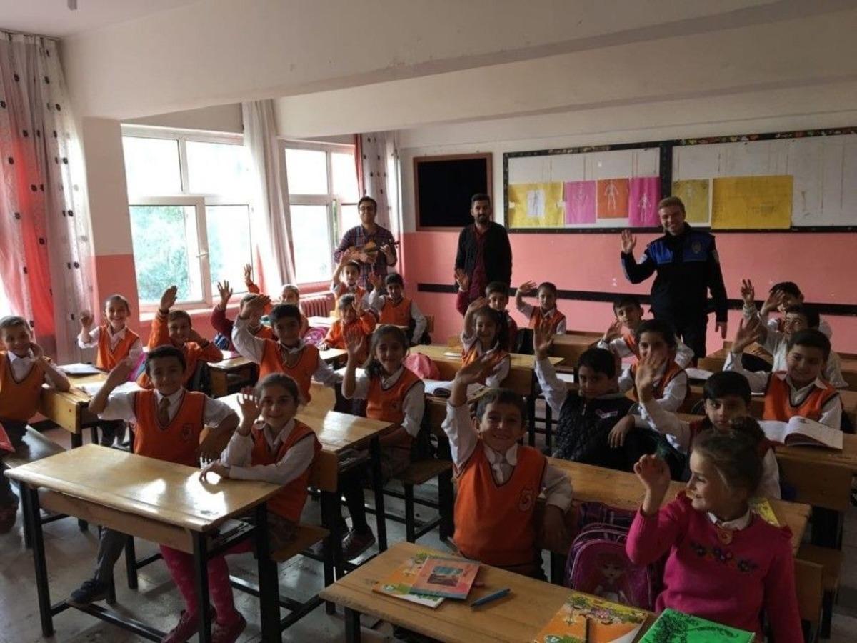 Polisten &Ouml;ğrencilere Ziyaret