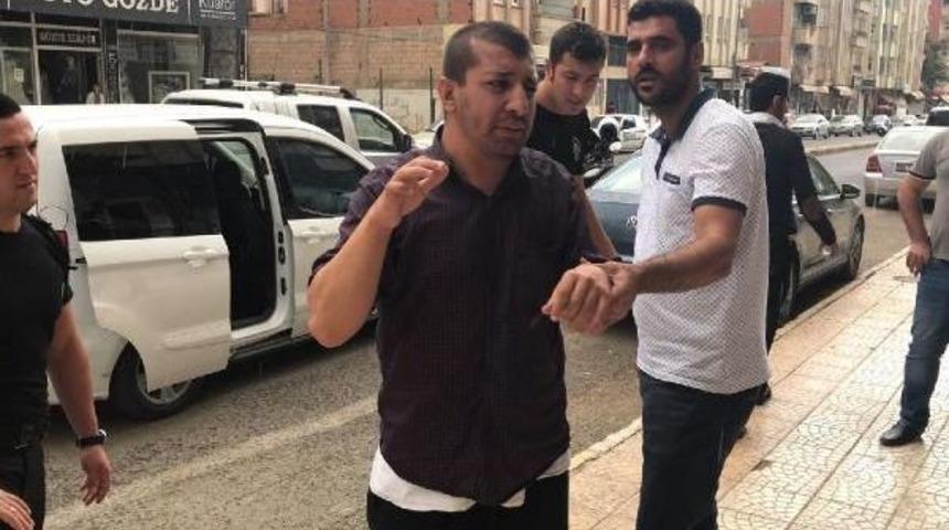 Engelli Gen&ccedil;, Kız Kardeşini Bı&ccedil;akla Yaraladı