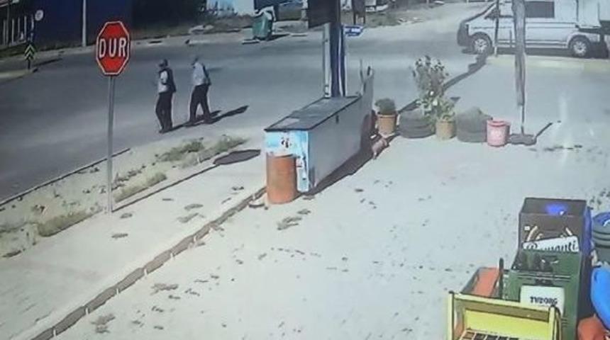 Minib&uuml;sle &Ccedil;arpışan Kamyonet Yayaları Altına Aldı: 5 Yaralı