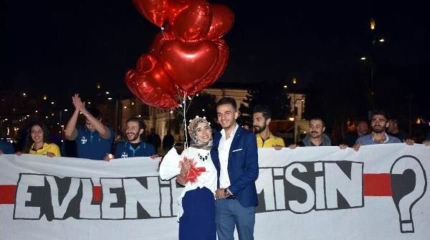 Kent Meydanında S&uuml;rpriz Evlilik Teklifi