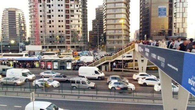 Metrob&uuml;se Binmek İsteyen Vatandaşlar Uzun Kuyruklar Oluşturdu 1