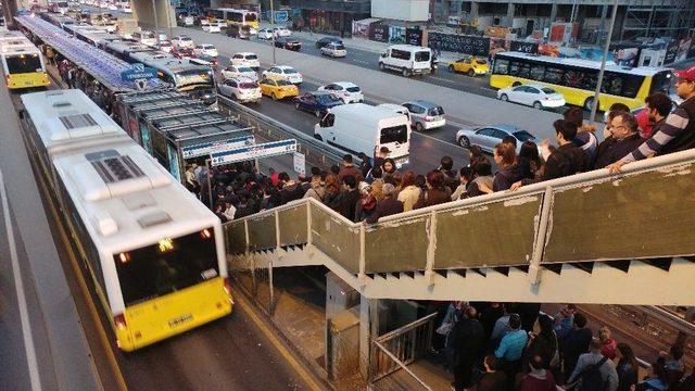 Metrob&uuml;se Binmek İsteyen Vatandaşlar Uzun Kuyruklar Oluşturdu 2