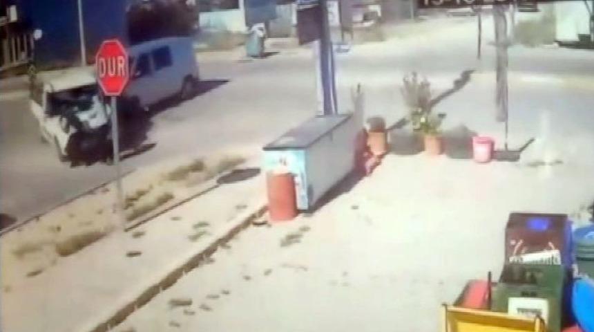 Minib&uuml;sle &Ccedil;arpışan Kamyonet Yayaları Ezdi: 5 Yaralı