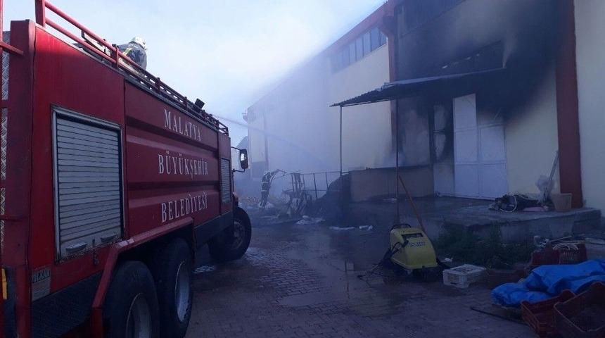 Fabrika Yangını B&uuml;y&uuml;meden Kontrol Altına Alındı