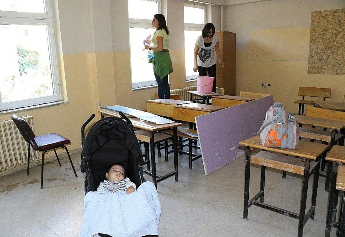 K&ouml;y Okulunda &Ouml;ğretmenlerden Hummalı Temizlik &Ccedil;alışması