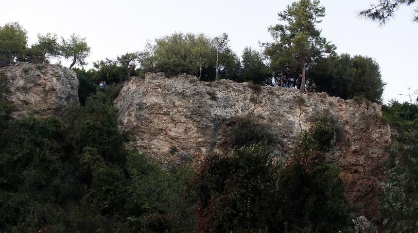 Antalya&rsquo;da Falezlerde Erkek Cesedi Bulundu
