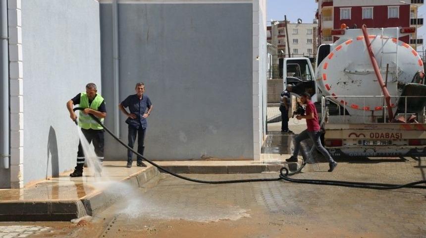 Okul Bah&ccedil;eleri Yıkandı