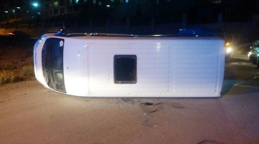 Minib&uuml;sle &Ccedil;arpışan Okul Servisi Devrildi: 14 Yaralı