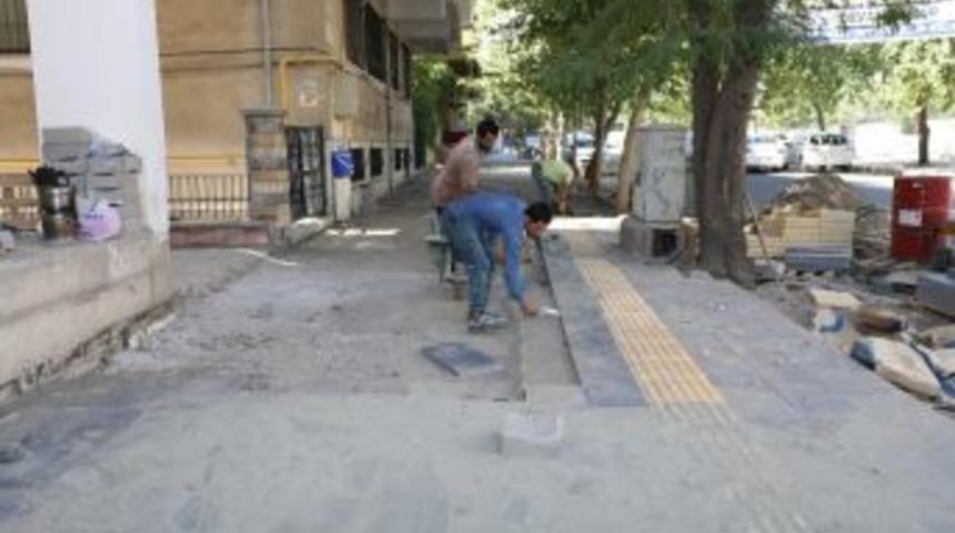 B&uuml;y&uuml;kşehir Kaldırımları Yenilemeye Devam Ediyor