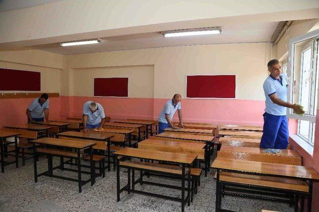 Bağcılar&rsquo;da Eğitim Sezonu &Ouml;ncesi Okullar Temizleniyor 1