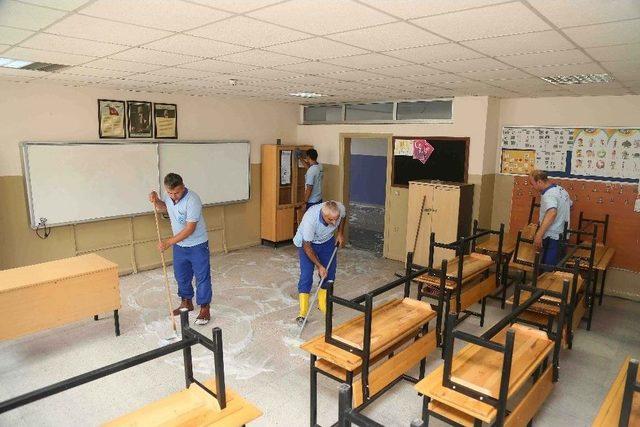 Bağcılar&rsquo;da Eğitim Sezonu &Ouml;ncesi Okullar Temizleniyor 2