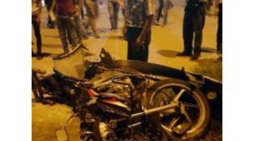 Motosiklet S&uuml;r&uuml;c&uuml;s&uuml;n&uuml;n Can Verdiği Kaza Mobese Kamerasına Yansıdı