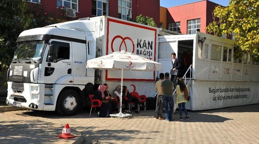 Ad&uuml; Kan Bağışına Devam Ediyor