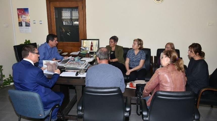 Sevgi Yolundaki Ahşap Barakalar İ&ccedil;in Kura &Ccedil;ektiler