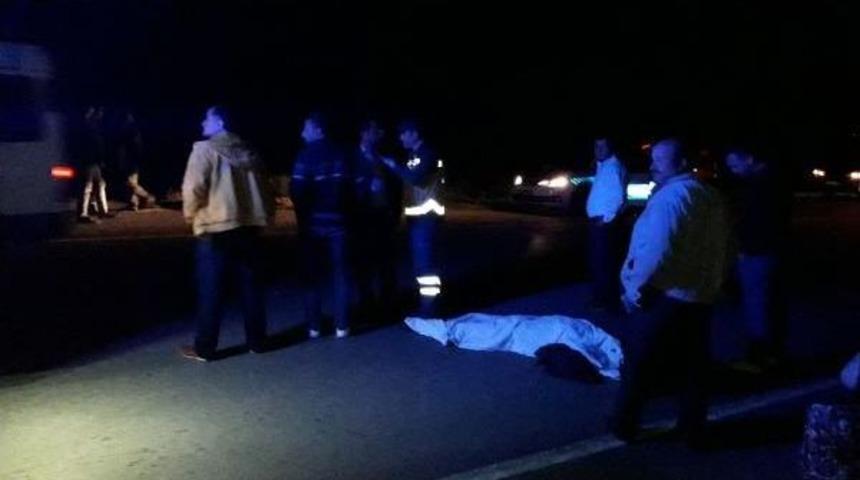 Yolun Karşı Tarafına Ge&ccedil;mek Isterken Otomobil &Ccedil;arpması Sonucu &Ouml;ld&uuml;