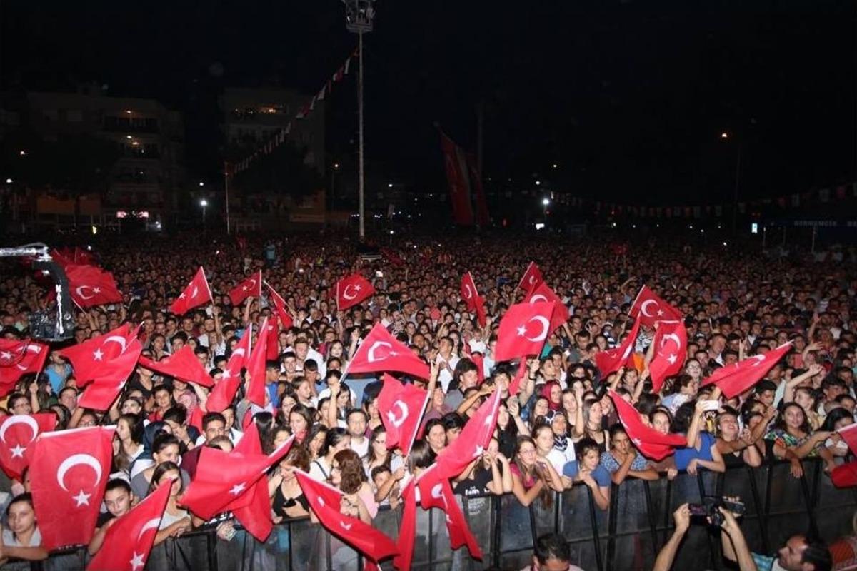 İncir &Uuml;reticileri Yorgunluğunu Hadise Ve Edis&rsquo;le Attı