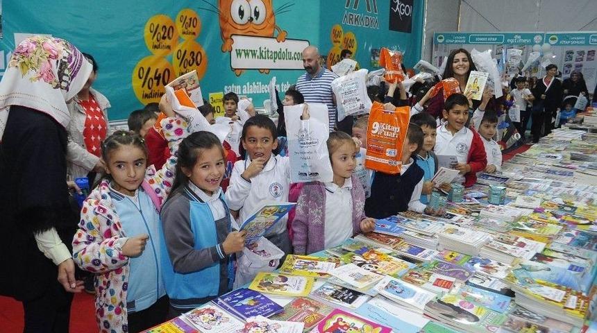 Ediz Hun Ve Ahmet &Uuml;mit, Kitap Şenliğinde Kitaplarını İmzaladı